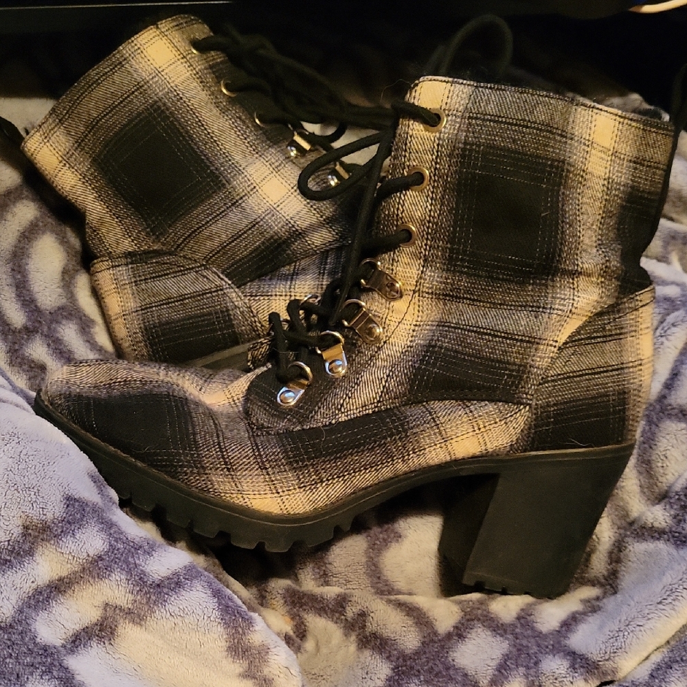 Stylish Plaid Lace-Up Boots - Black and Cream